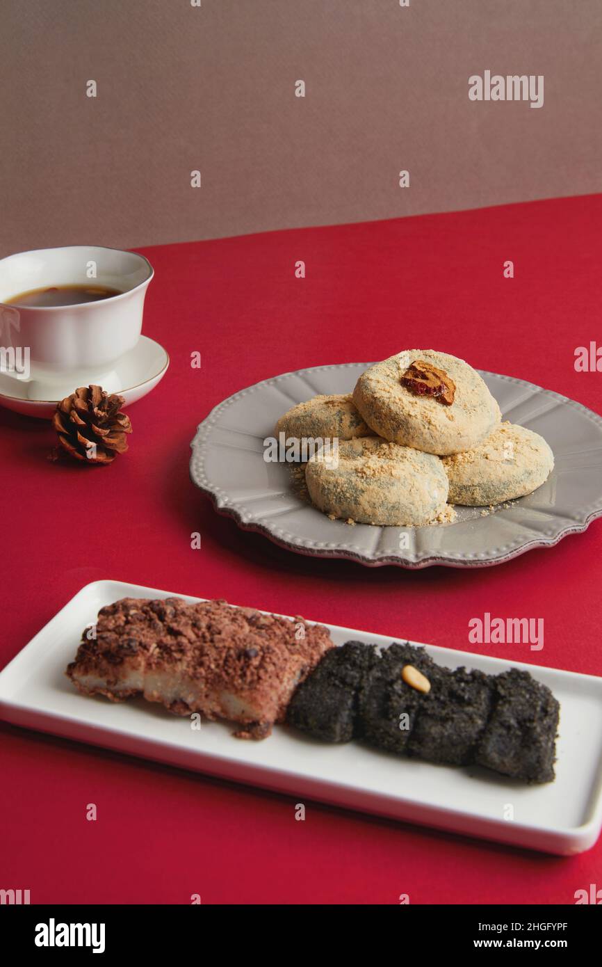 korean traditional dessert, rice cake injeolmi and herb tonic tea Stock Photo Alamy