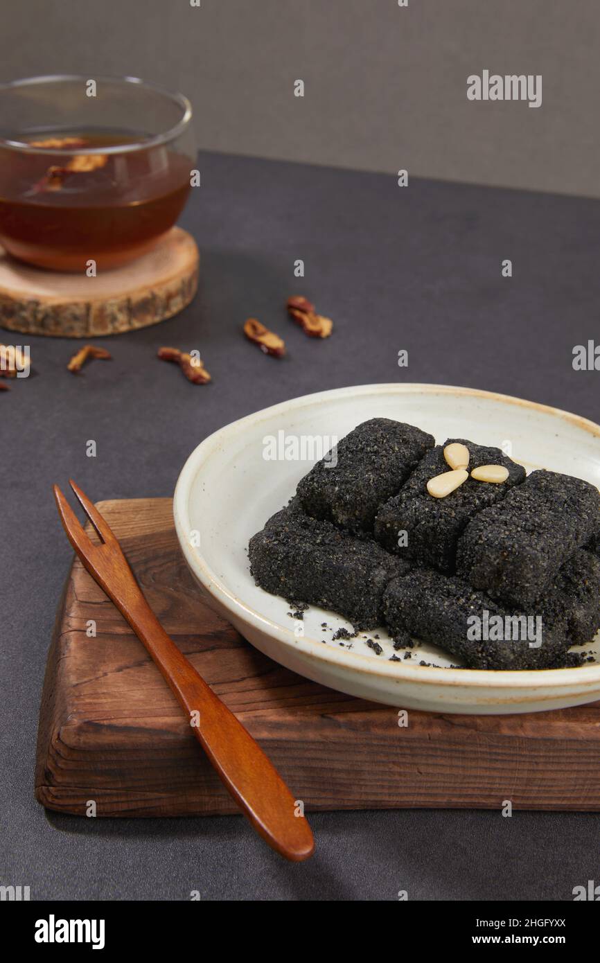 korean traditional dessert, rice cake Injeolmi Stock Photo Alamy
