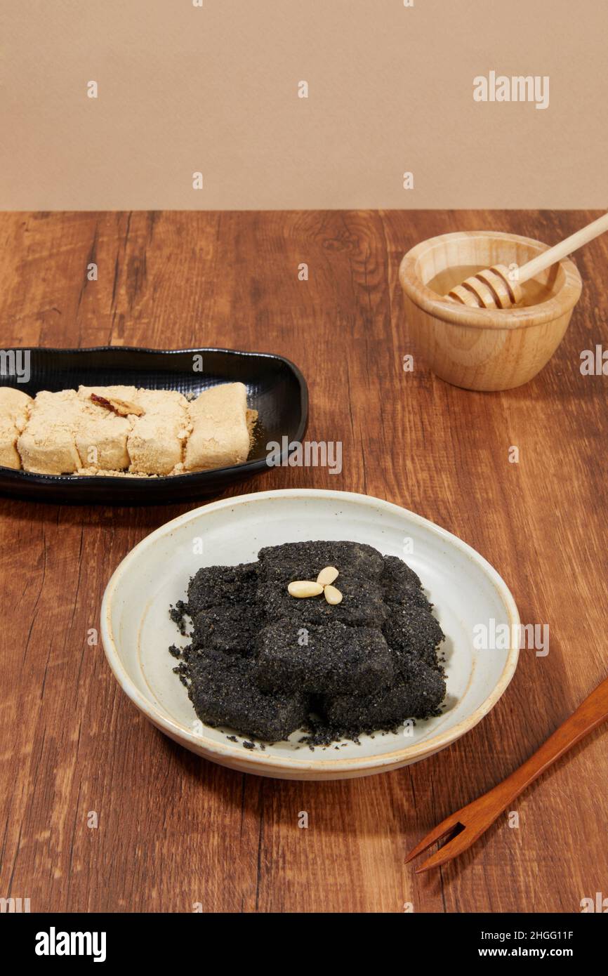 korean traditional dessert, Injeolmi rice cake and honey Stock Photo