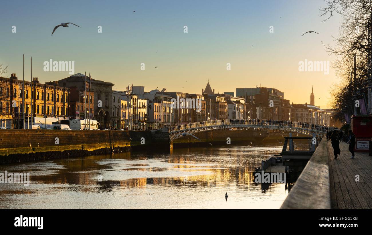River side bridge hi-res stock photography and images - Alamy