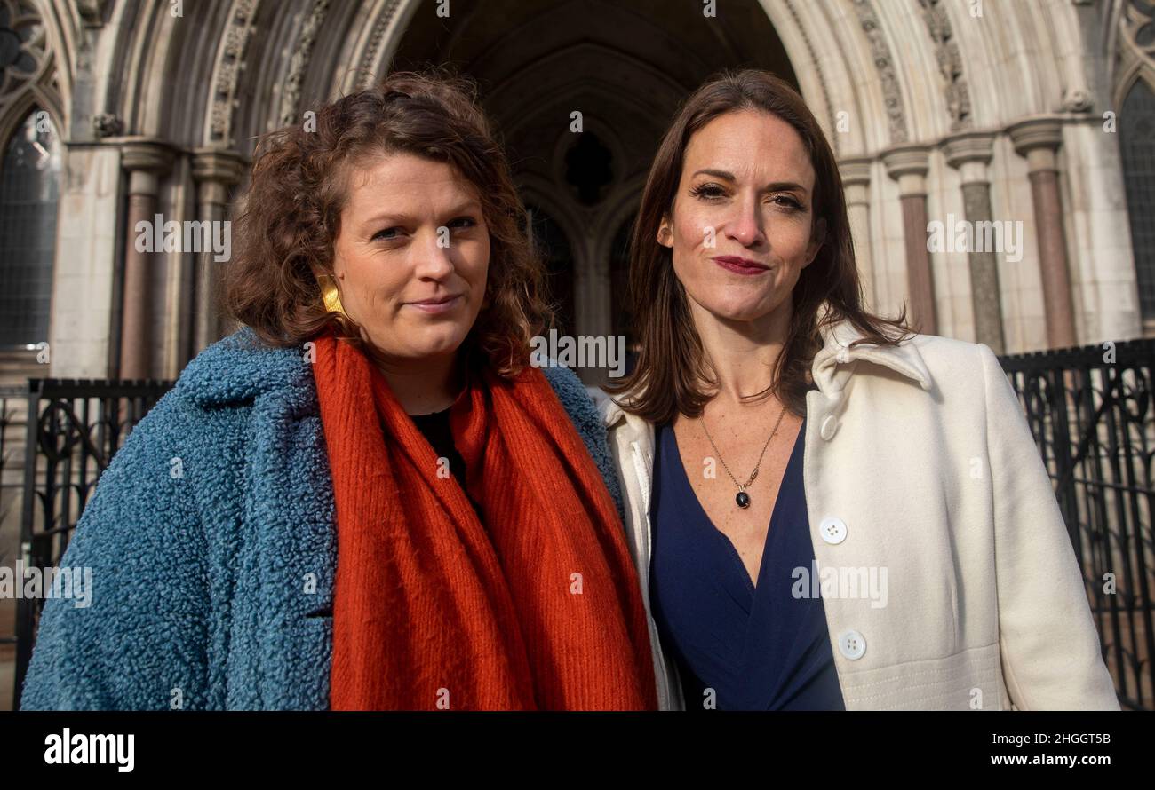 pic shows:   Jamie Klingler, right and Anna Birley left  RTS organisers Anna Birley, Jamie Klingler, Reclaim The Streets outside the High Court in Lon Stock Photo