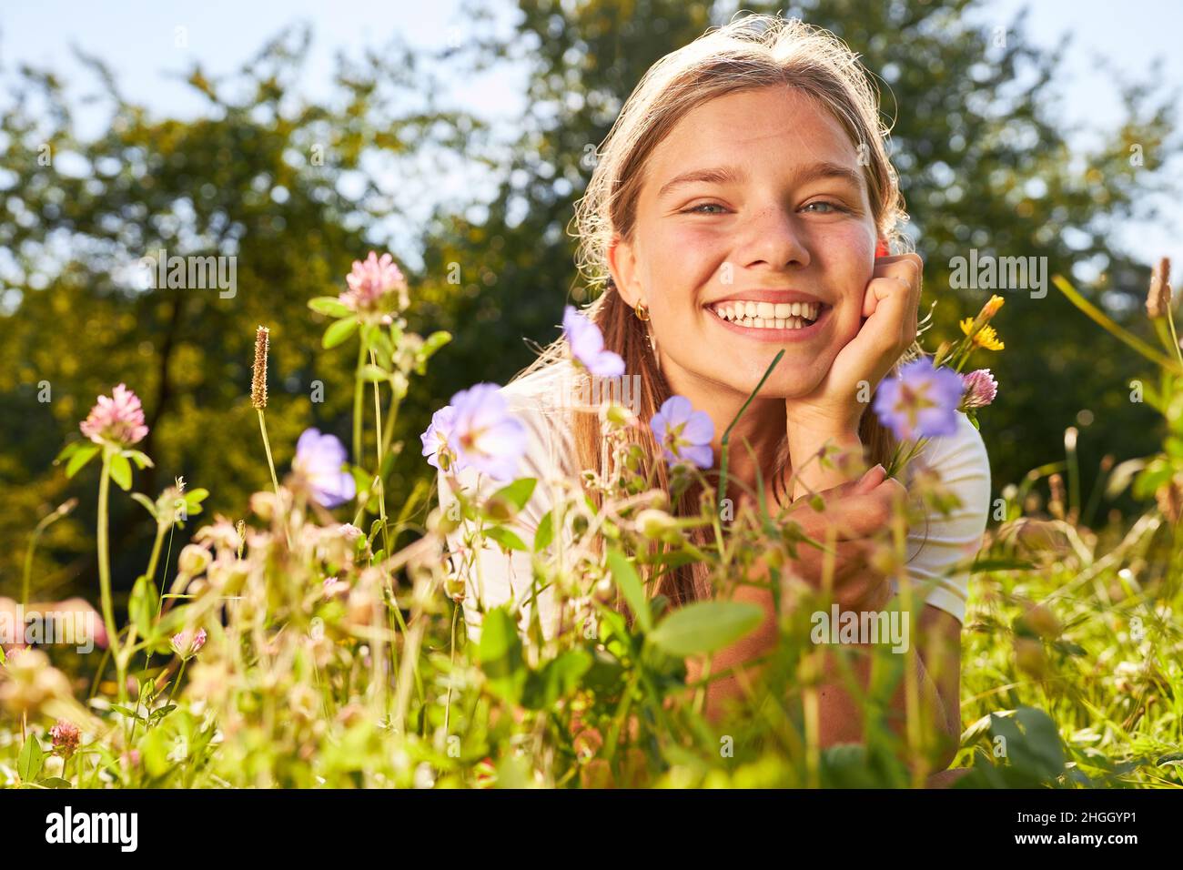 Girl meadow hi-res stock photography and images - Alamy