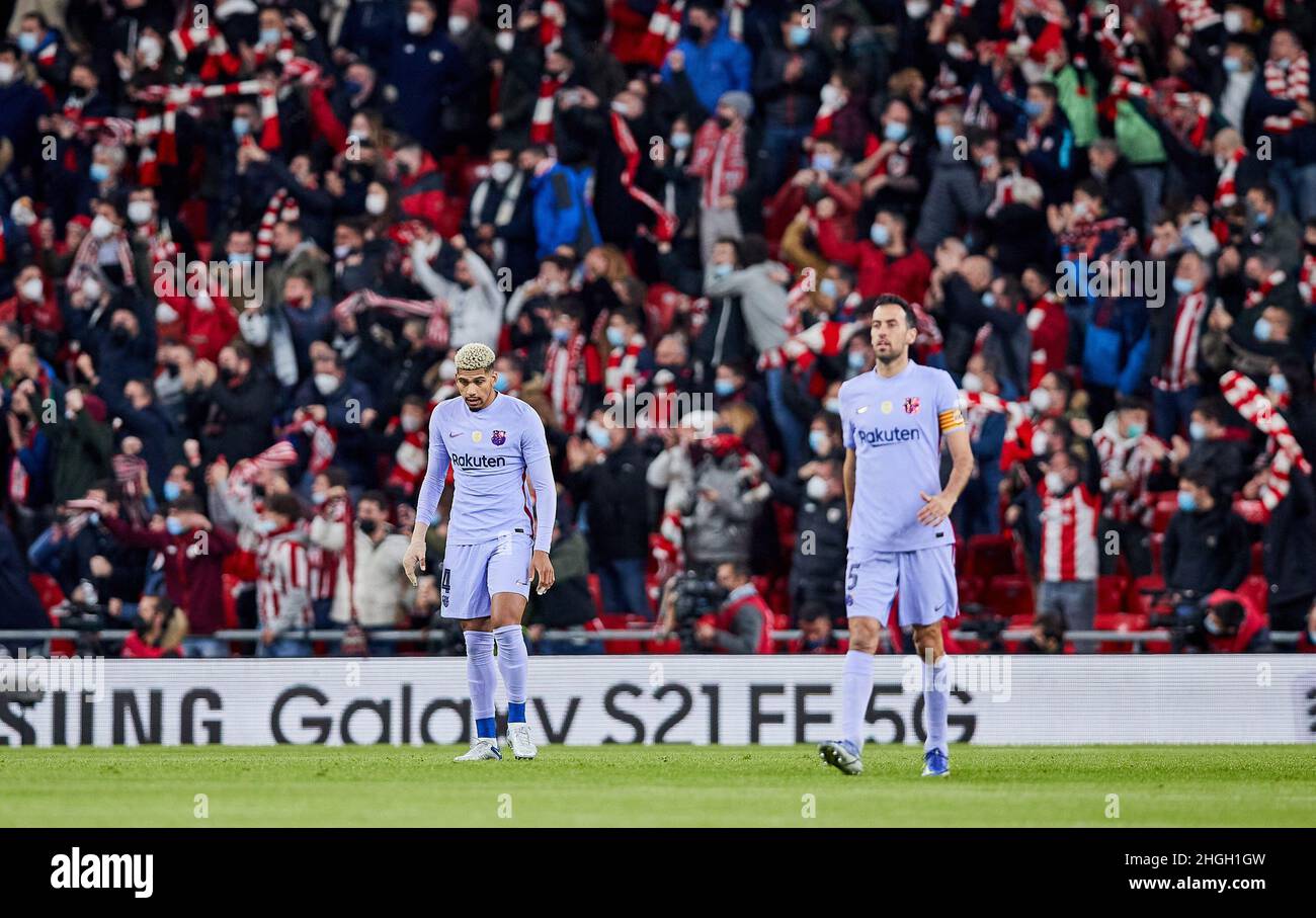 Ronald Araujo, Sergio Busquets of FC Barcelona look dejected during the Spanish Cup, Copa del Rey, round of 16 football match between Athletic Club and FC Barcelona on January 20, 2022 at San Mames stadium in Bilbao, Spain - Photo: Inigo Larreina/DPPI/LiveMedia Stock Photo