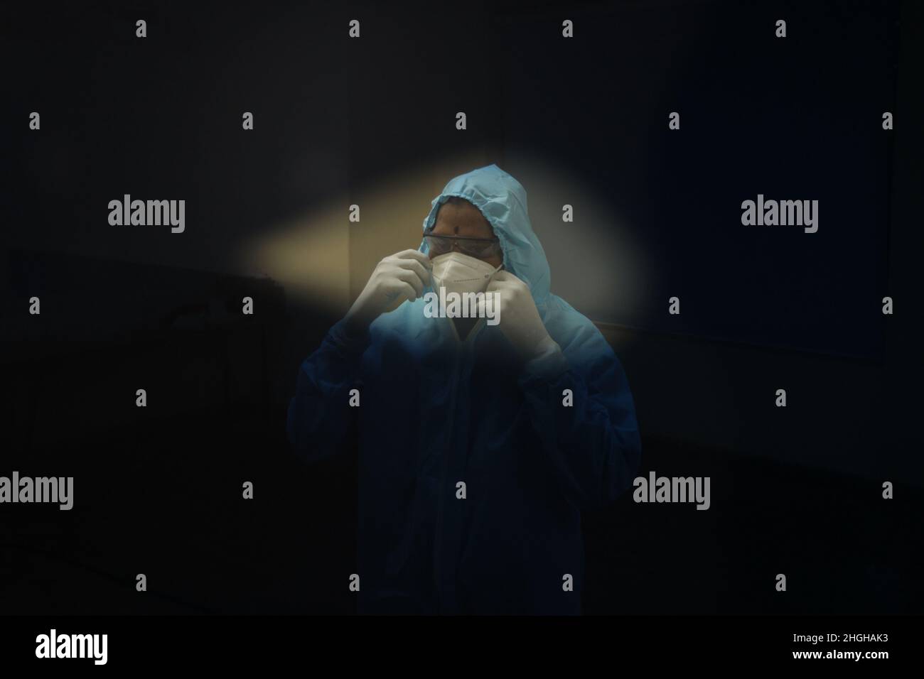 Chennai, Tamil Nadu, India. 21st Jan, 2022. An Indian health worker is