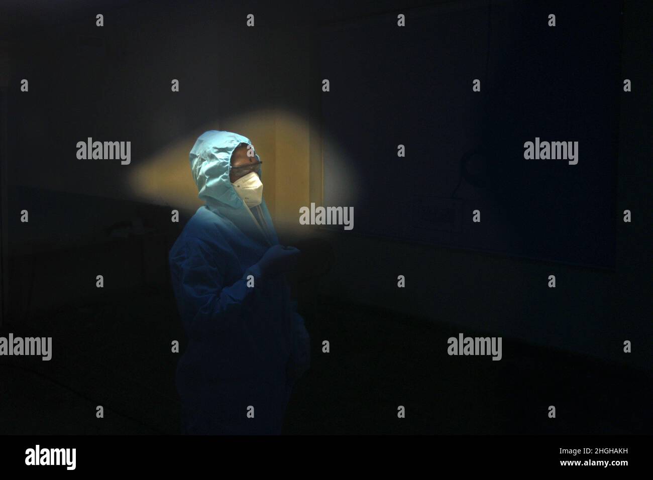 Chennai, Tamil Nadu, India. 21st Jan, 2022. An Indian health worker is