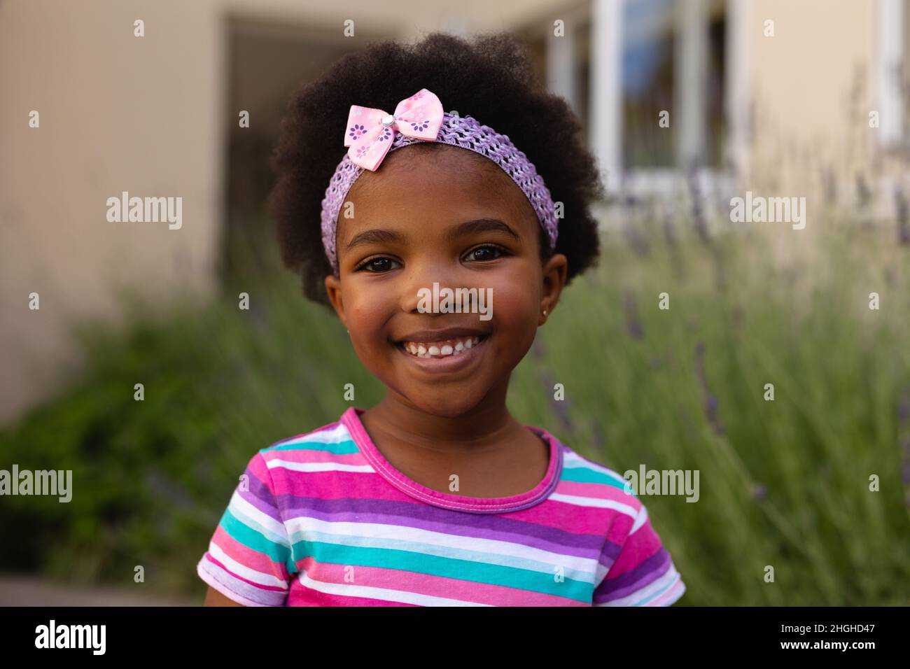 Headband girl african american hi-res stock photography and images - Alamy