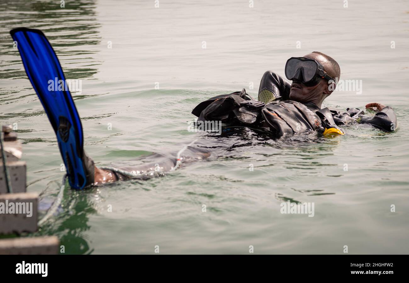 Expert U.S. Navy divers teach foreign partners how to perform diver