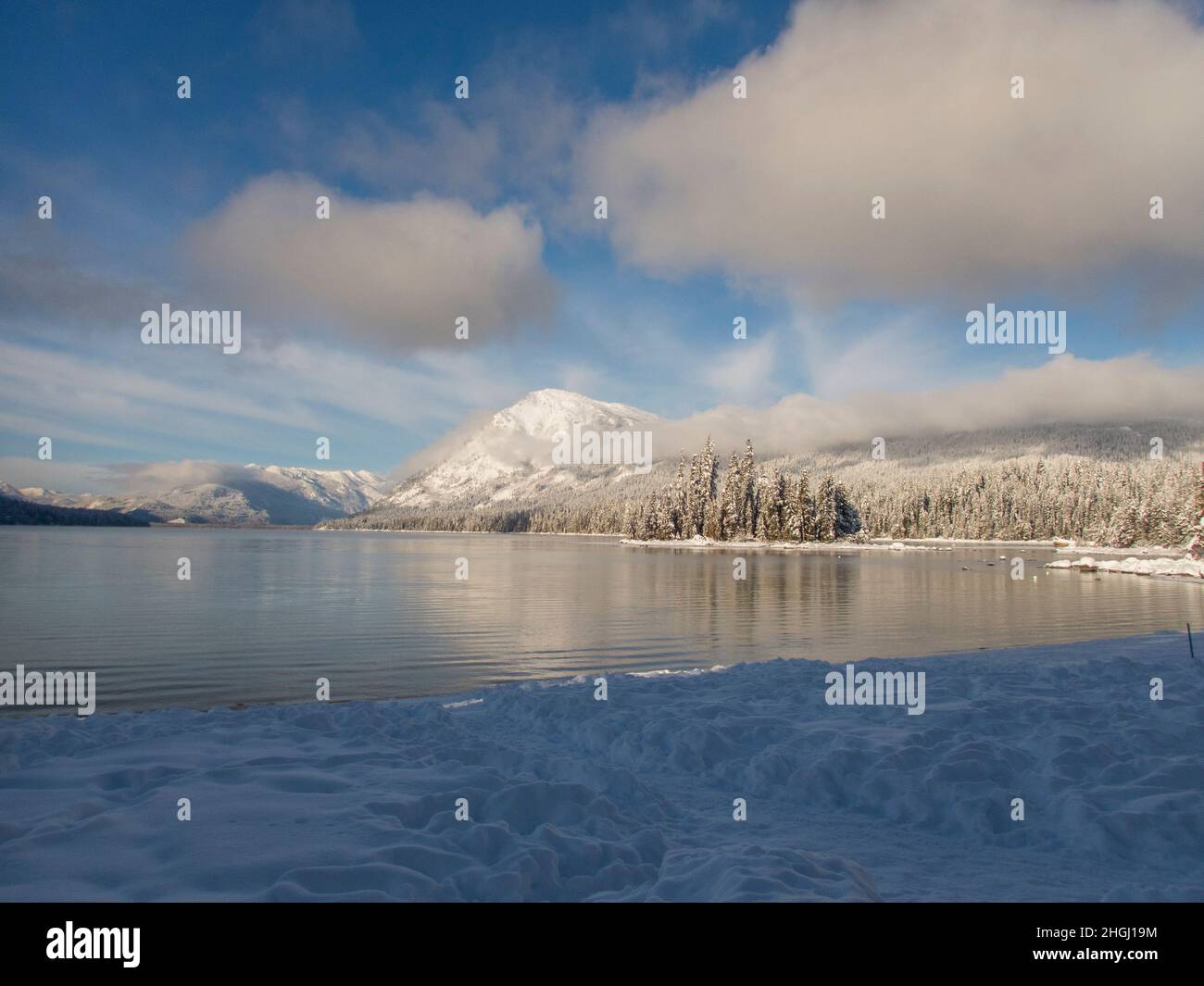 View of the shoreline and the snow-covered forest at Lake Wenatchee State Park in eastern Washington State, USA. Stock Photo