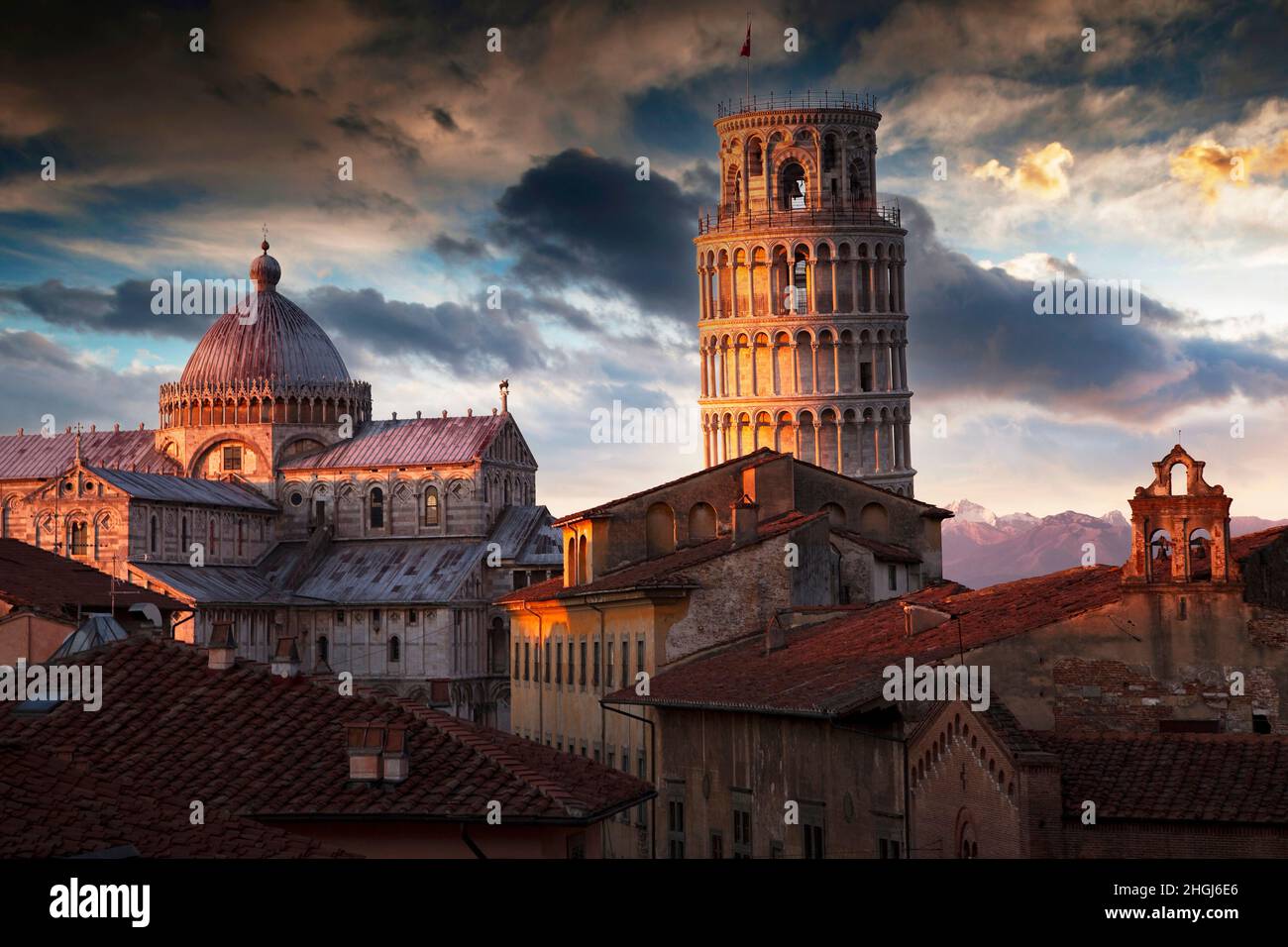 Blick von der Altstadt auf den Campanile, schiefe Turm, und den Dom Duomo Santa Maria Assunta, Unesco-Weltkulturerbe, Pisa, Toskana, Italien, Europa Stock Photo