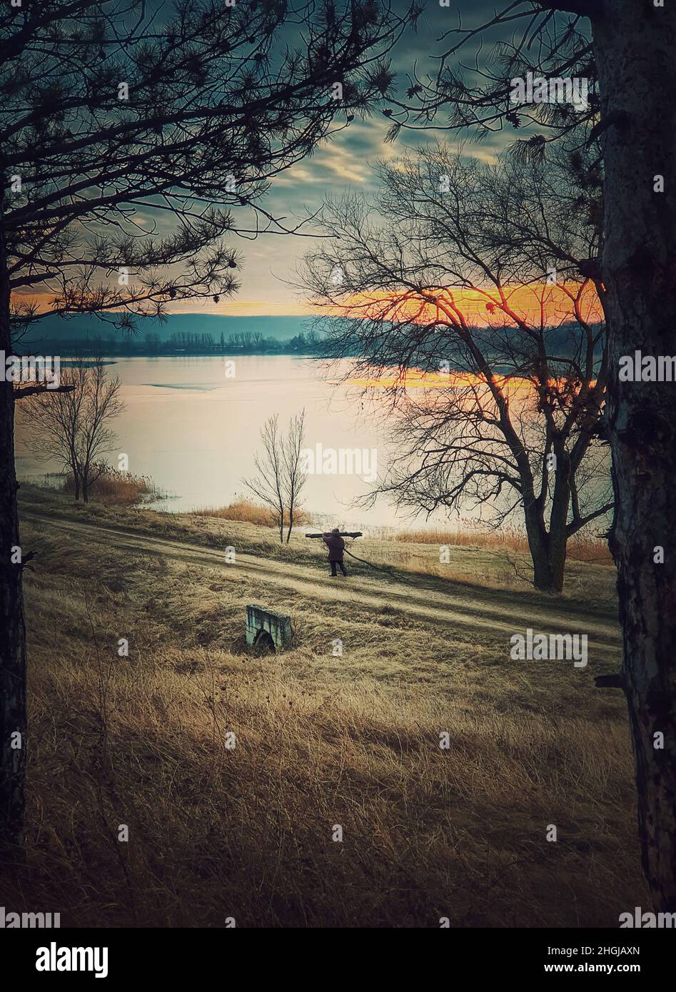Man silhouette lake lonely hi-res stock photography and images - Alamy