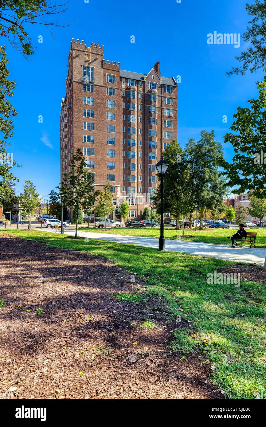 Prestwould Condominiums is a limestone-trimmed brick high-rise designed by Alfred C. Bossom and erected in 1928. Stock Photo