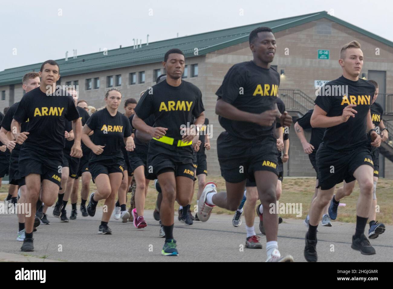 soldiers-assigned-to-1-125-field-artillery-begin-the-two-mile-run