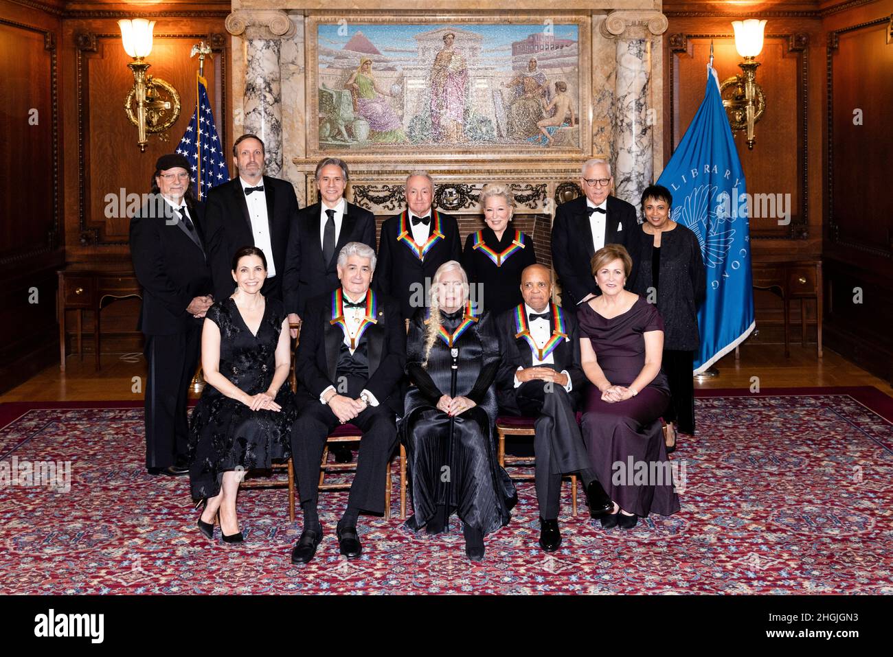 Washington, United States of America. 04 December, 2021. Kennedy Center Honorees pose following the Medallion Ceremony at the Library of Congress, December 4, 2021 in Washington, DC. Left to right sitting: Evan Ryan, Justino Diaz, Joni Mitchell, Berry Gordy, Deborah Rutter. Left to right standing: Antony Blinken, Lorne Michaels, Bette Midler and David Rubinstein.  Credit: Shawn Miller/Library of Congress/Alamy Live News Stock Photo
