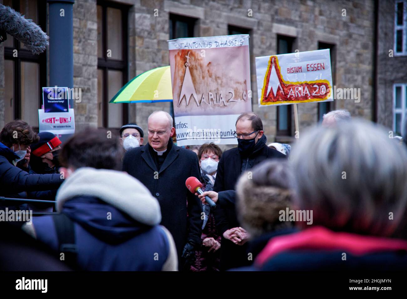 Proteste gegen den sexuellen Missbrauch in der kath. Kirche.  Bischof Dr. Franz-Josef Overbeck spricht zu den Protestierenden. Stock Photo