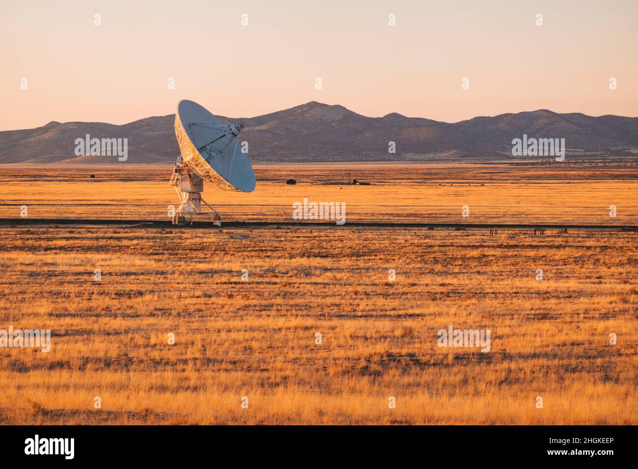 A lone radio telescope at the Karl G. Jansky Very Large Array on the Plains of San Agustin, New Mexico Stock Photo