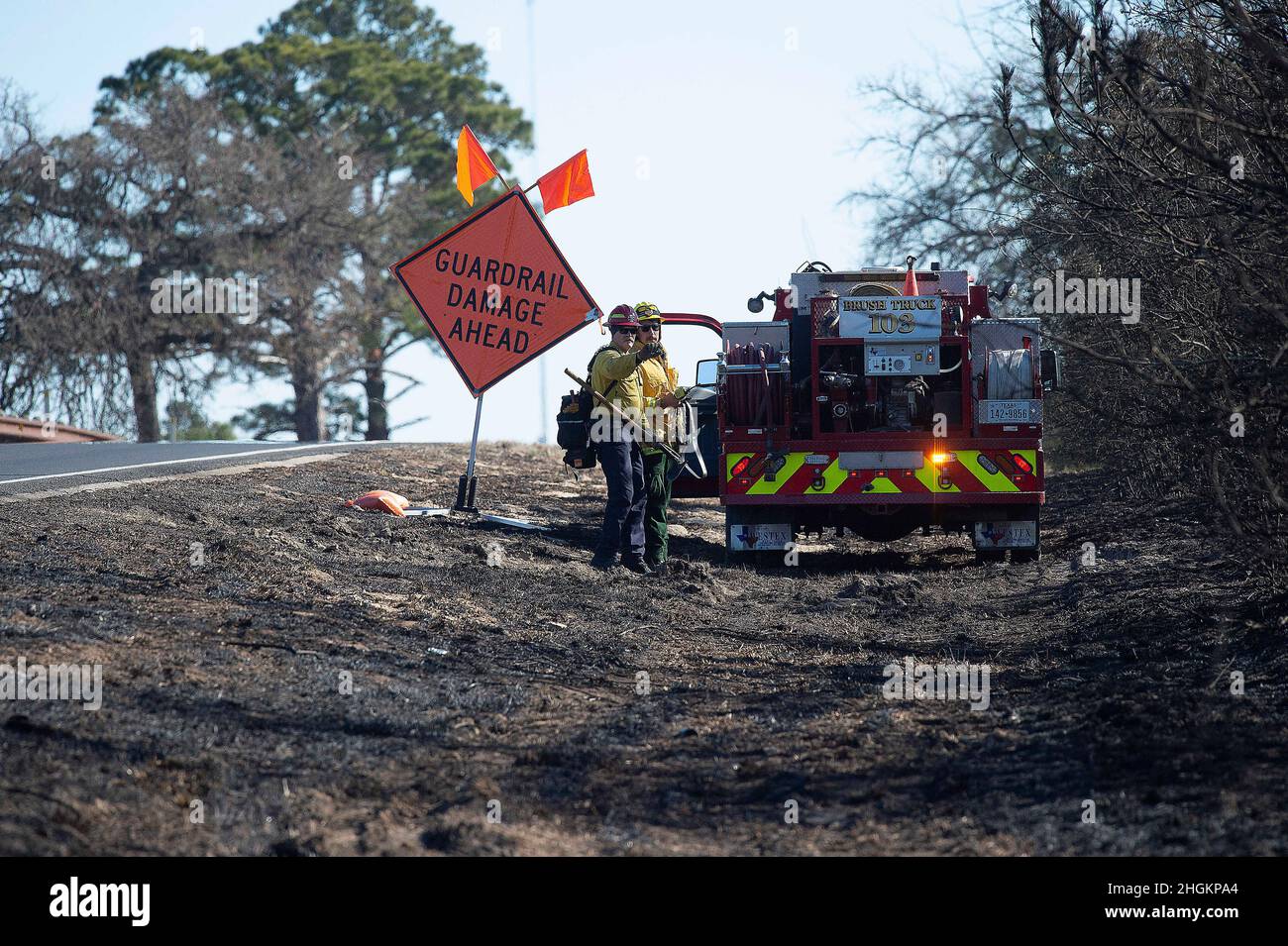 Texas, USA. 21st Jan, 2022. The Blaze. 21st Jan, 2022. Todd Mack firefighter with Bryan Fire Dept. points out hot spots to fire crews at the Rolling Pines Fire, residents began to return to their homes by Thursday as firefighters established a tightening grip on the blaze. Bastrop, Texas. Mario Cantu/CSM/Alamy Live News Credit: Cal Sport Media/Alamy Live News Stock Photo