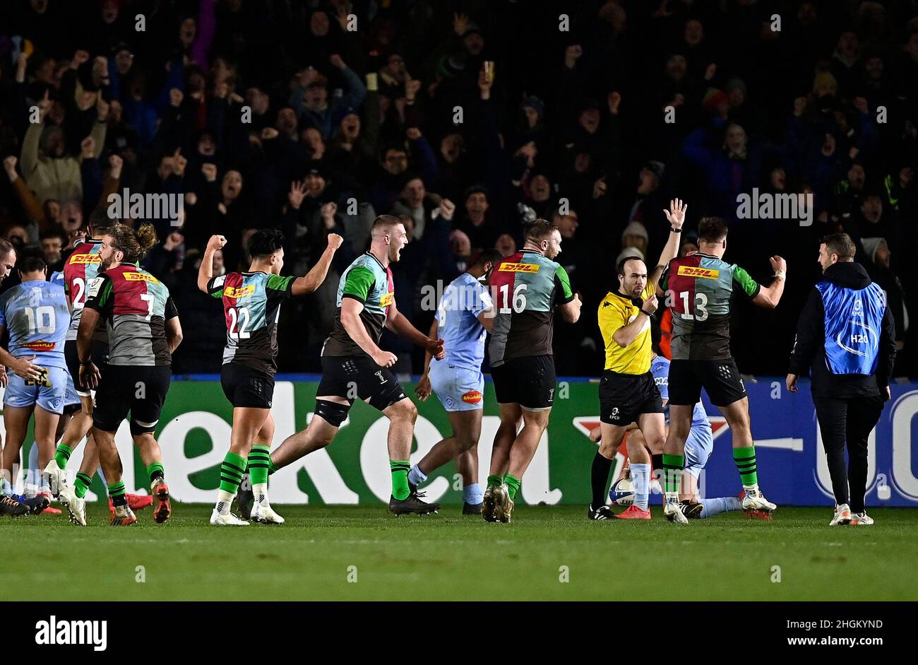 Twickenham, UK. 21st Jan, 2022. European Champions Cup Rugby. Harlequins V Castres Olympique. Twickenham Stoop. Twickenham. The Harlequins players celebrate as the last minute try is awarded by Mike Adamson (Referee). Credit: Sport In Pictures/Alamy Live News Stock Photo