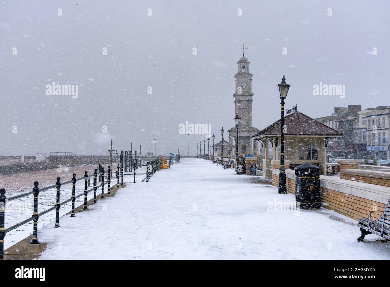 Herne Bay: The start of a heavy snow shower, looking west along the promenade in February 2021. Stock Photo