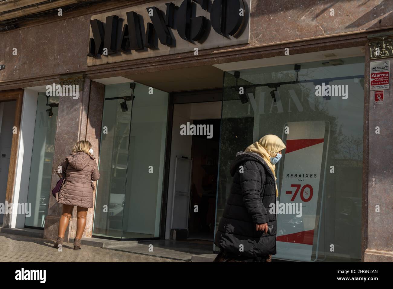 Mango clothes spain hi-res stock photography and images - Alamy