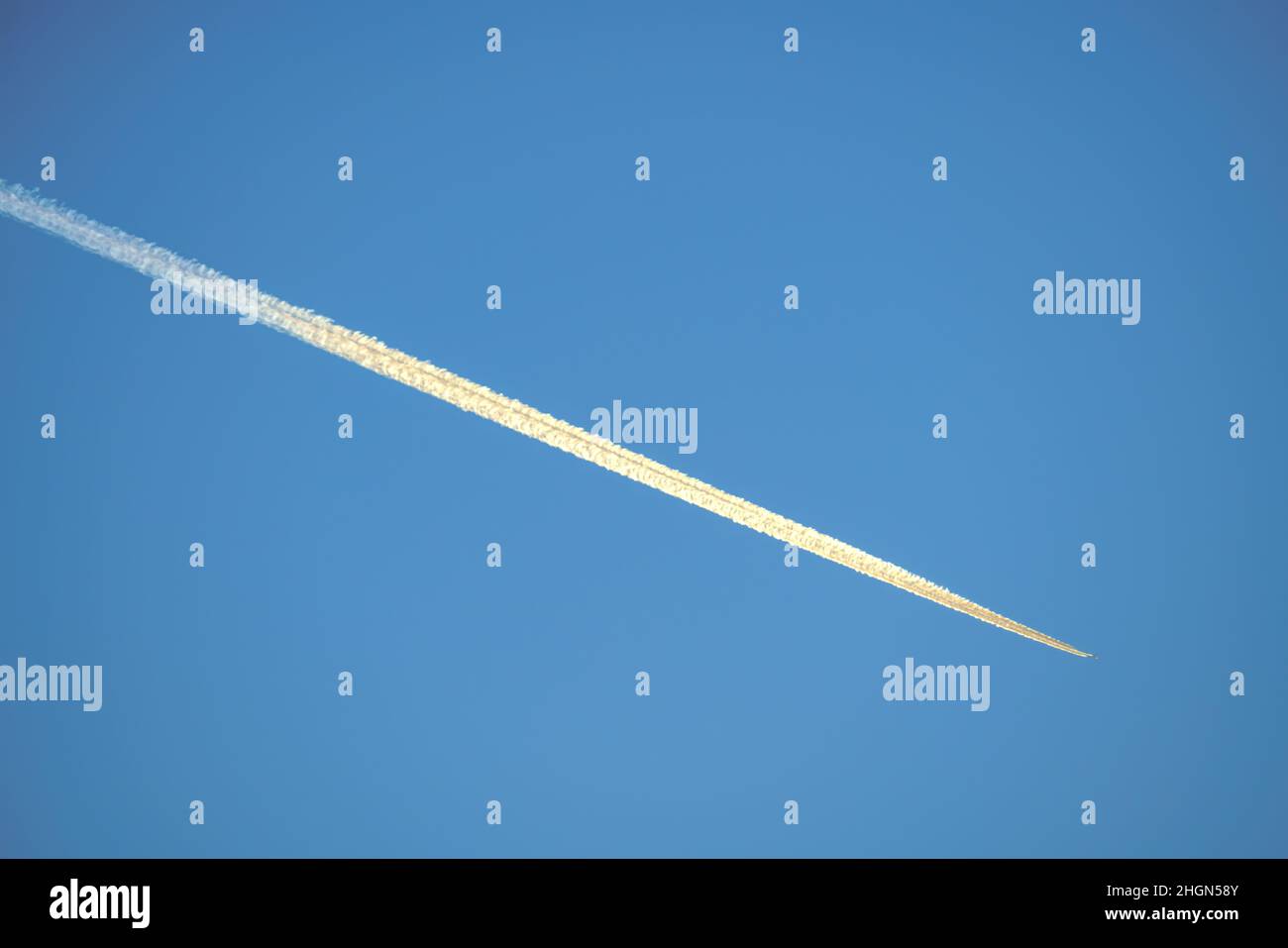 Contrails in clear sky hi-res stock photography and images - Alamy