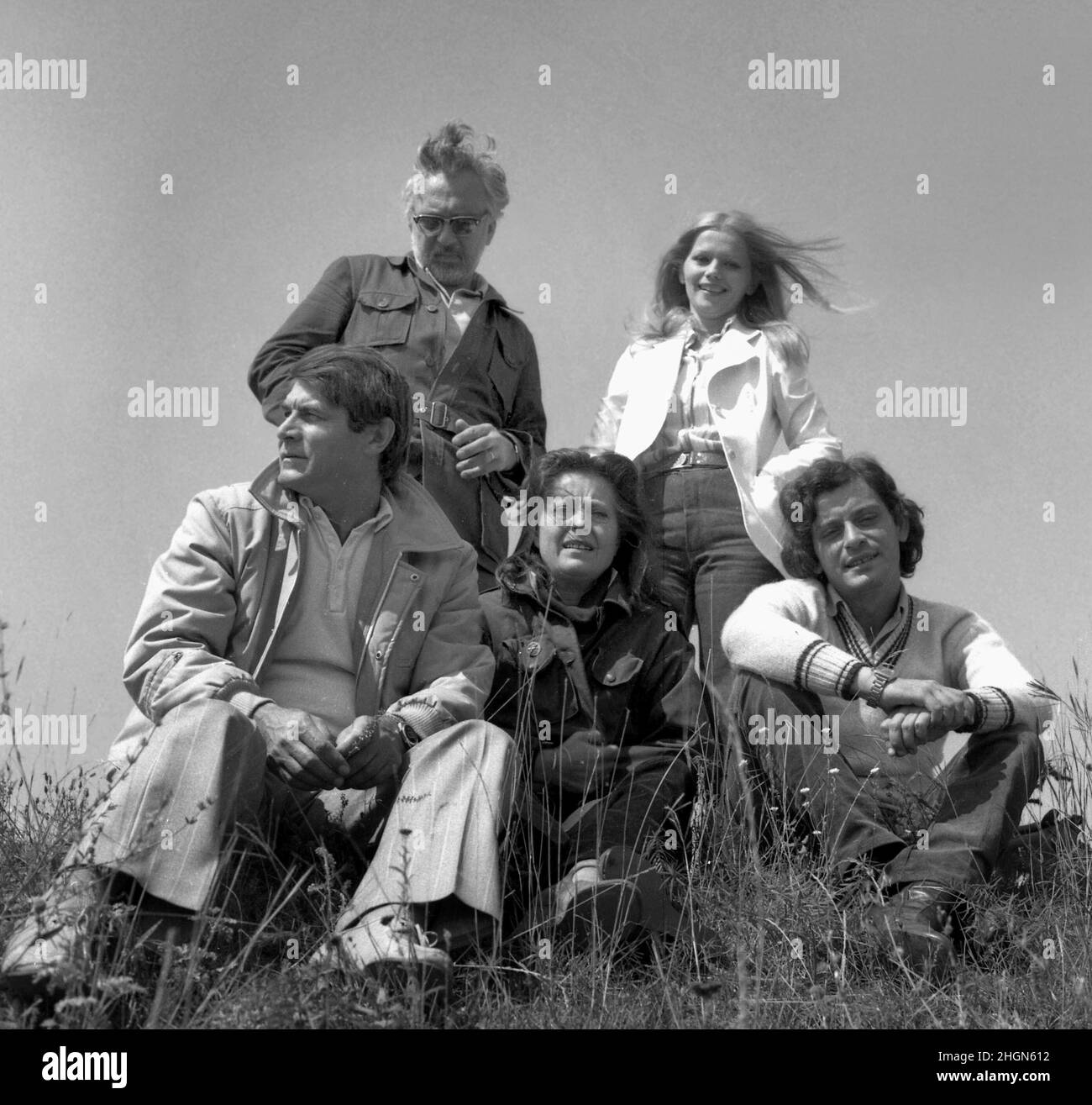 Romanian actors Constantin Codrescu, Rodica Mureșan, George Motoi, Gina Patrichi, & Adrian Pintea during the shooting of the series 'Lumini si umbre', approx. 1979. Stock Photo