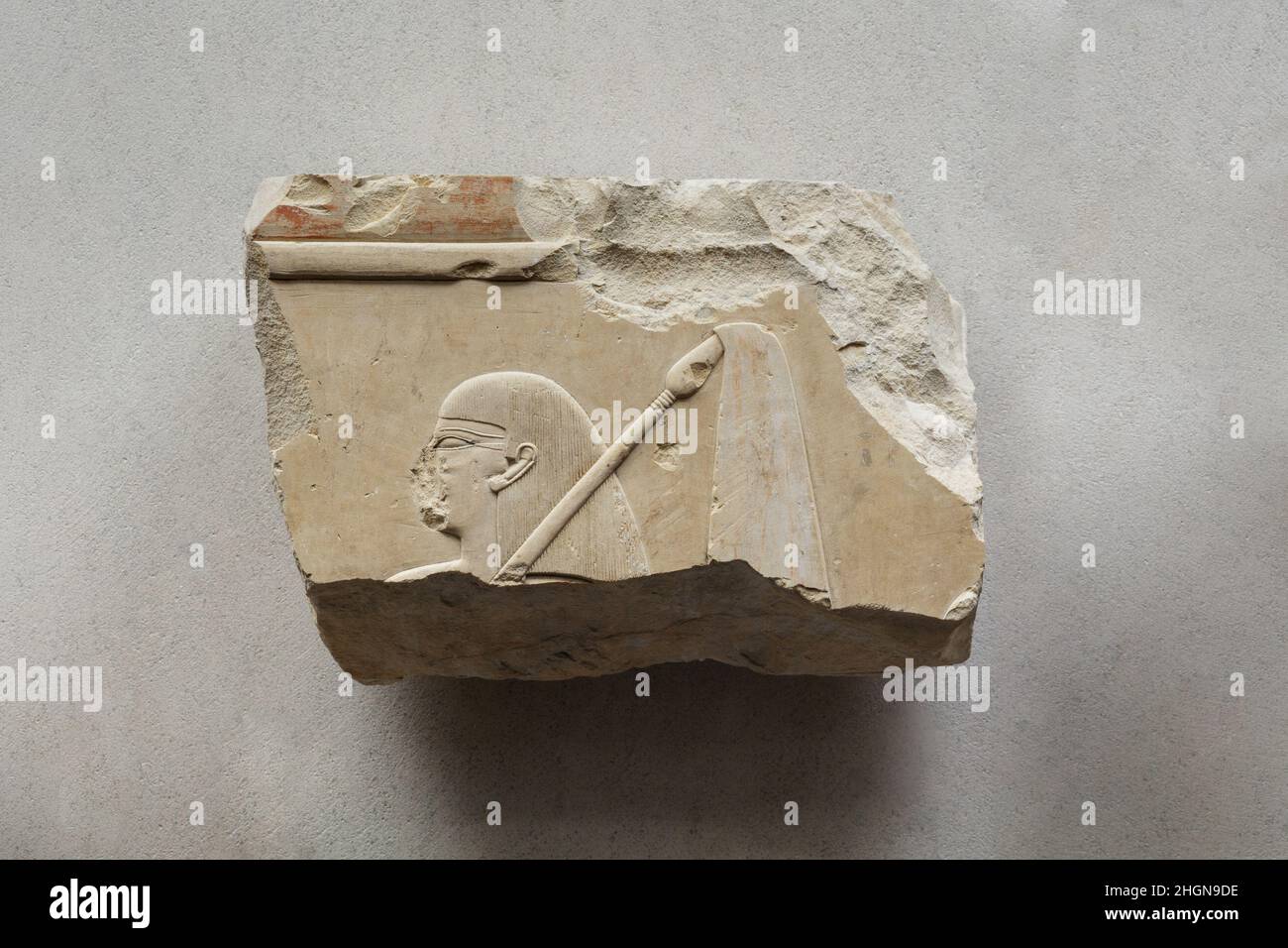 Relief of female attendant with sunshade - see 26.3.353-3 ca. 2051–2030 B.C. Middle Kingdom. Relief of female attendant with sunshade - see 26.3.353-3. ca. 2051–2030 B.C.. Limestone, paint. Middle Kingdom. From Egypt, Upper Egypt, Thebes, Deir el-Bahri, Tomb of Neferu (TT 319, MMA 31), MMA excavations, 1923–25. Dynasty 11 Stock Photo