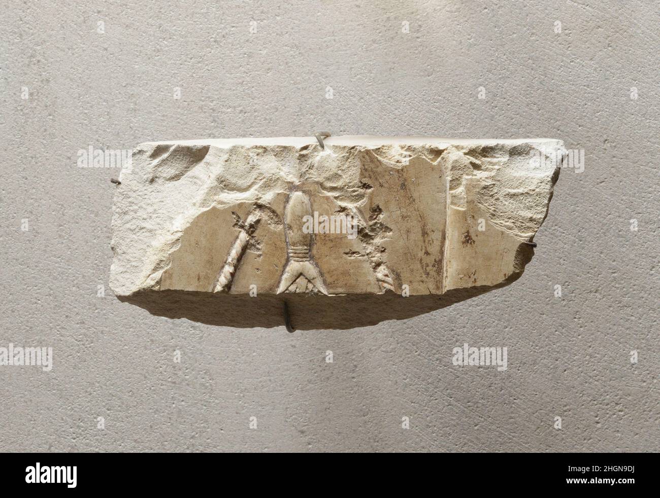 Relief showing the handle of a mirror - see 26.3.353-3 ca. 2051–2030 B.C. Middle Kingdom. Relief showing the handle of a mirror - see 26.3.353-3. ca. 2051–2030 B.C.. Limestone, paint. Middle Kingdom. From Egypt, Upper Egypt, Thebes, Deir el-Bahri, Tomb of Neferu (TT 319, MMA 31), MMA excavations, 1923–25. Dynasty 11 Stock Photo
