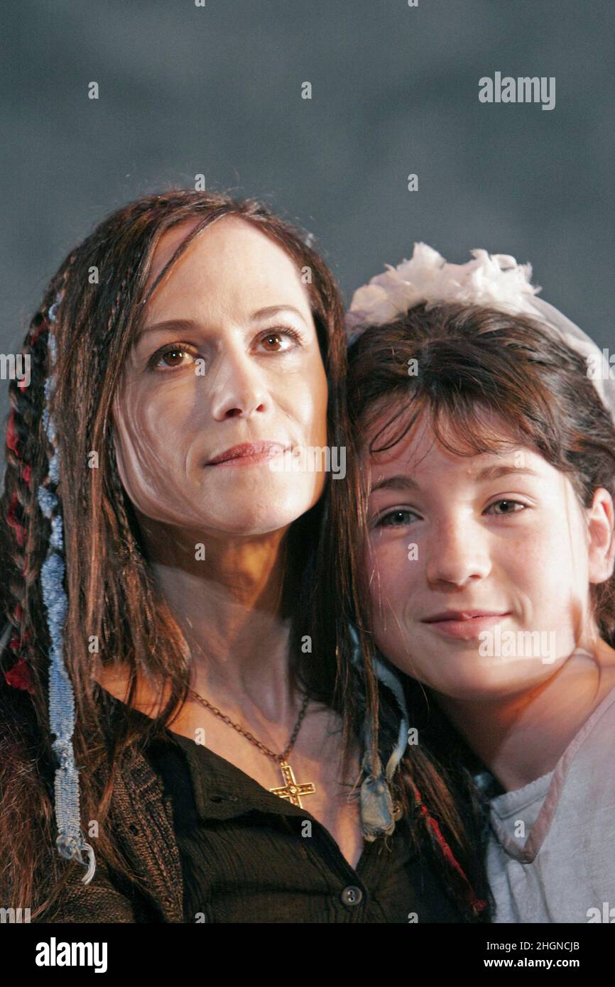 l-r: Holly Hunter (Hester Swane), Kate Costello (Josie Kilbride) in BY THE BOG OF CATS by Marina Carr at Wyndham's Theatre, London WC2  01/12/2004 design: Hildegard Bechtler  director: Dominic Cooke Stock Photo