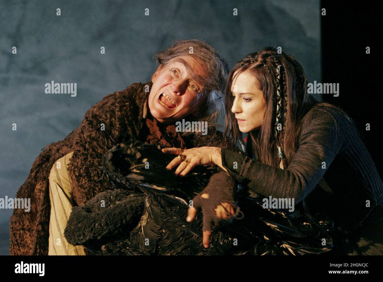 l-r: Brid Brennan (Catwoman), Holly Hunter (Hester Swane) in BY THE BOG OF CATS by Marina Carr at Wyndham's Theatre, London WC2  01/12/2004  design: Hildegard Bechtler  director: Dominic Cooke Stock Photo