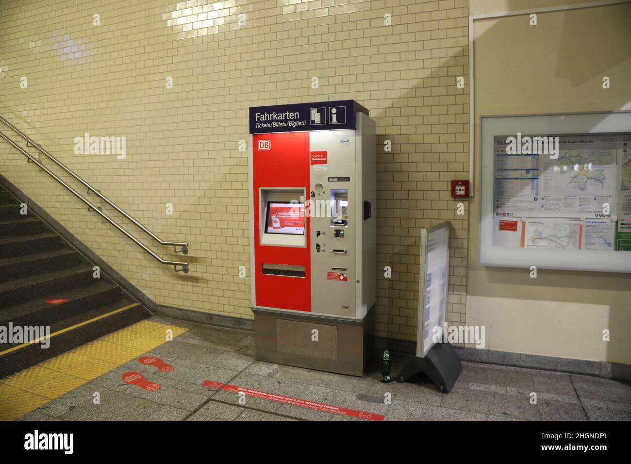 Im Bild:ein Fahrkartenautomat der Deutschen Bahn.Ab 1.1.2022 nimmt die Deutsche Bahn ihren Kunden die Möglichkeit, eine Papierfahrkarte auch während d Stock Photo