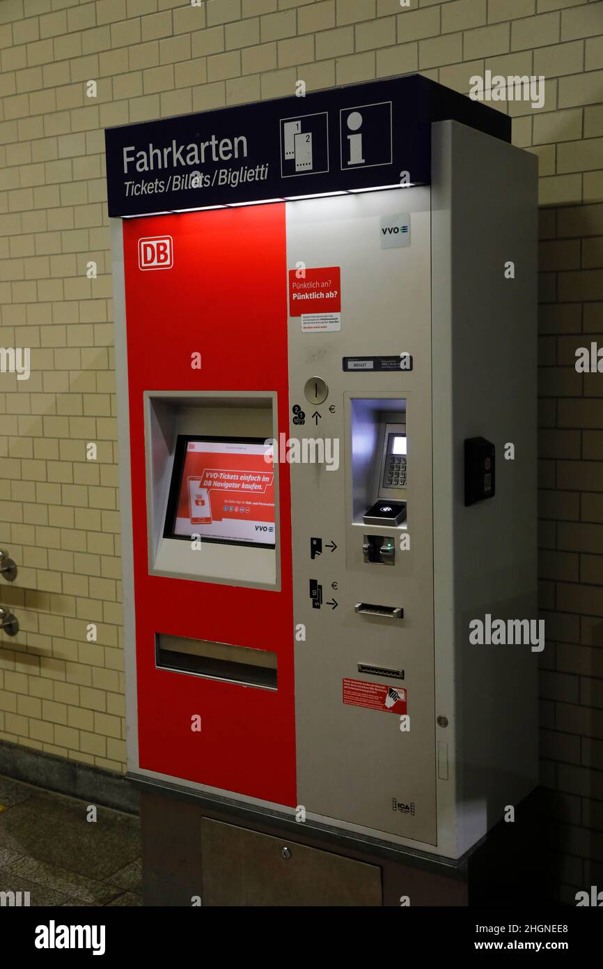 Im Bild:ein Fahrkartenautomat der Deutschen Bahn.Ab 1.1.2022 nimmt die Deutsche Bahn ihren Kunden die Möglichkeit, eine Papierfahrkarte auch während d Stock Photo