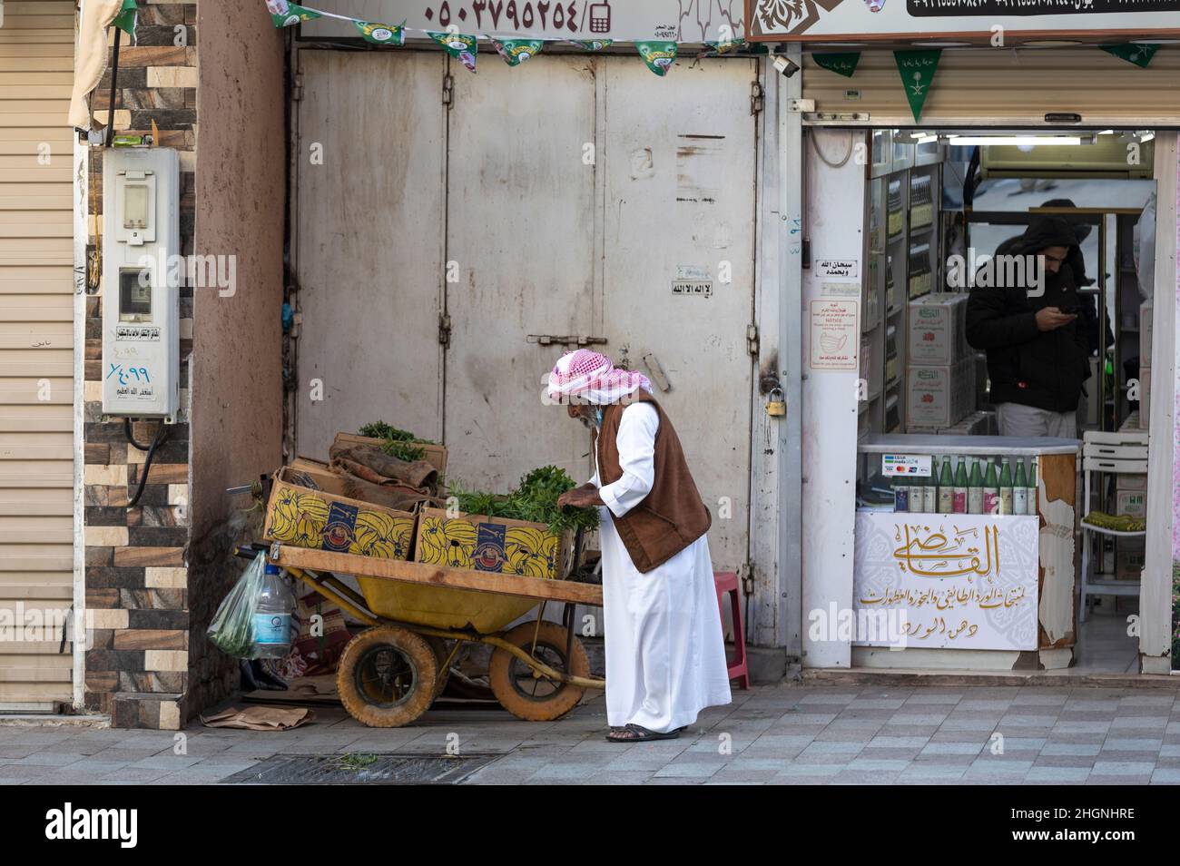 Taif, Saudi Arabia, 5th January 2022: old man at the Taif market selling herbs Stock Photo