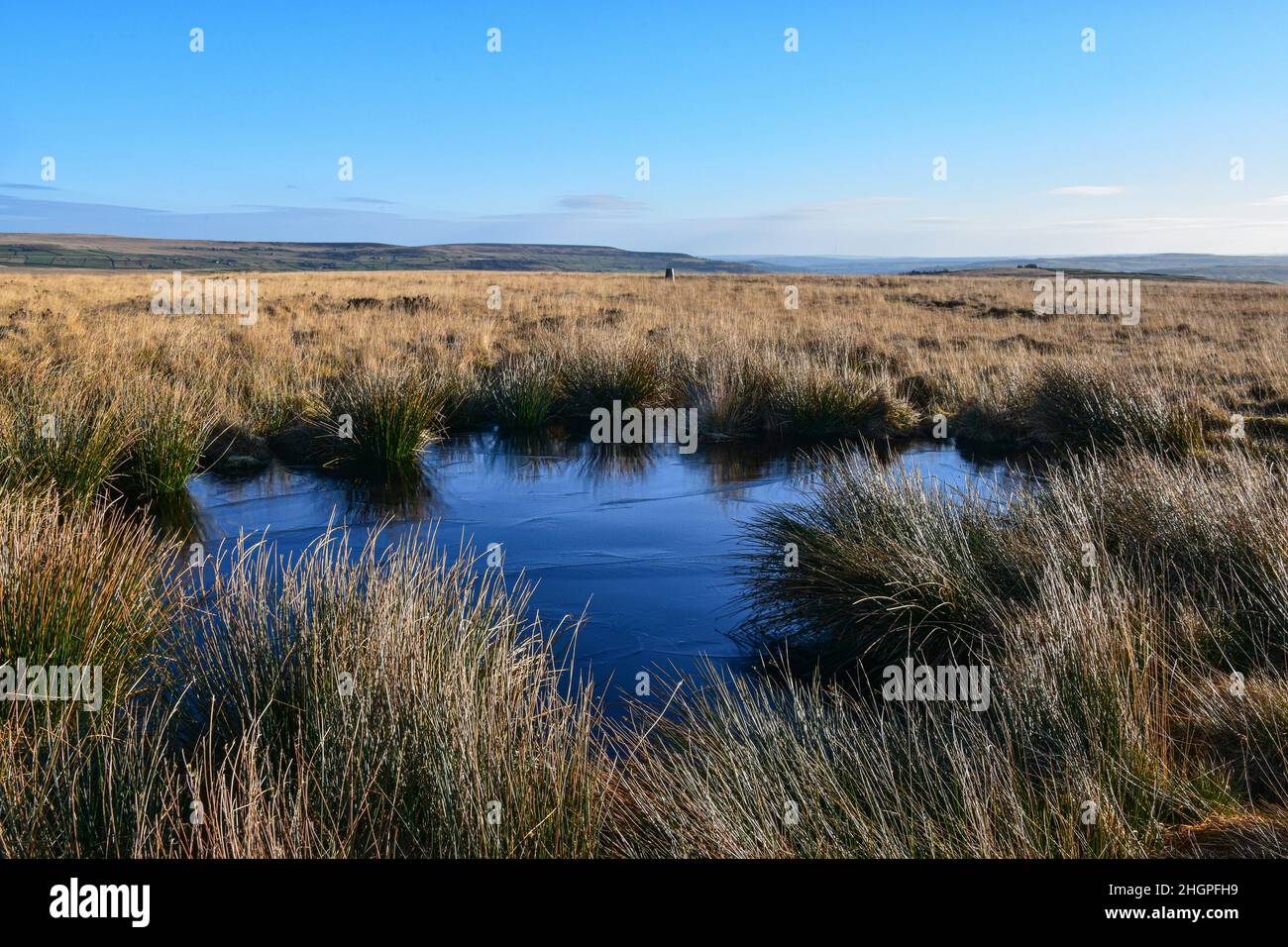 Frozen Pond, Standing Stone Hill, Heptonstall Moor, Pennine way, Heptonstall, West Yorkshire Stock Photo