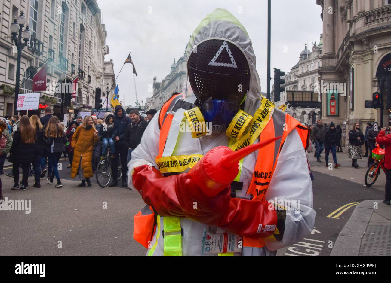 London, UK 22nd January 2022. A protester in Piccadilly Circus. Thousands of people marched through Central London in protest against mandatory vaccines for NHS staff, face masks, covid vaccines, vaccination passports and various other grievances fuelled by conspiracy theories. Credit: Vuk Valcic / Alamy Live News Stock Photo