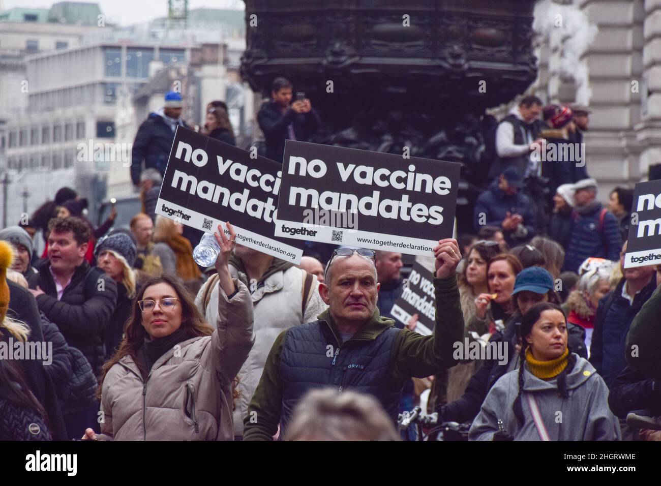 London, UK 22nd January 2022. Protesters in Piccadilly Circus. Thousands of people marched through Central London in protest against mandatory vaccines for NHS staff, face masks, covid vaccines, vaccination passports and various other grievances fuelled by conspiracy theories. Credit: Vuk Valcic / Alamy Live News Stock Photo