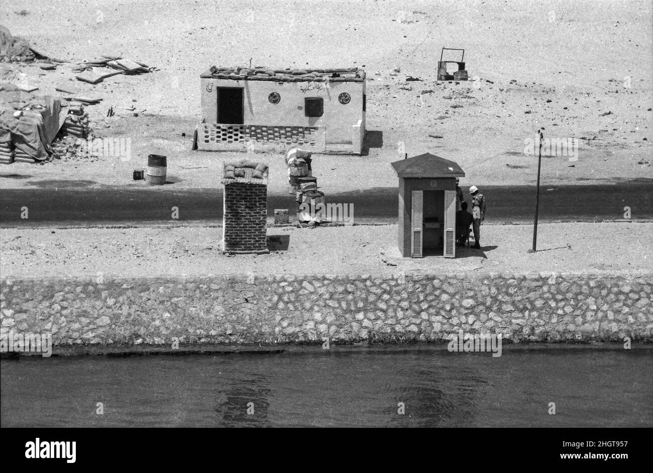 Roadblock checkpoint alongside the Suez Canal, May 1977 Stock Photo Alamy