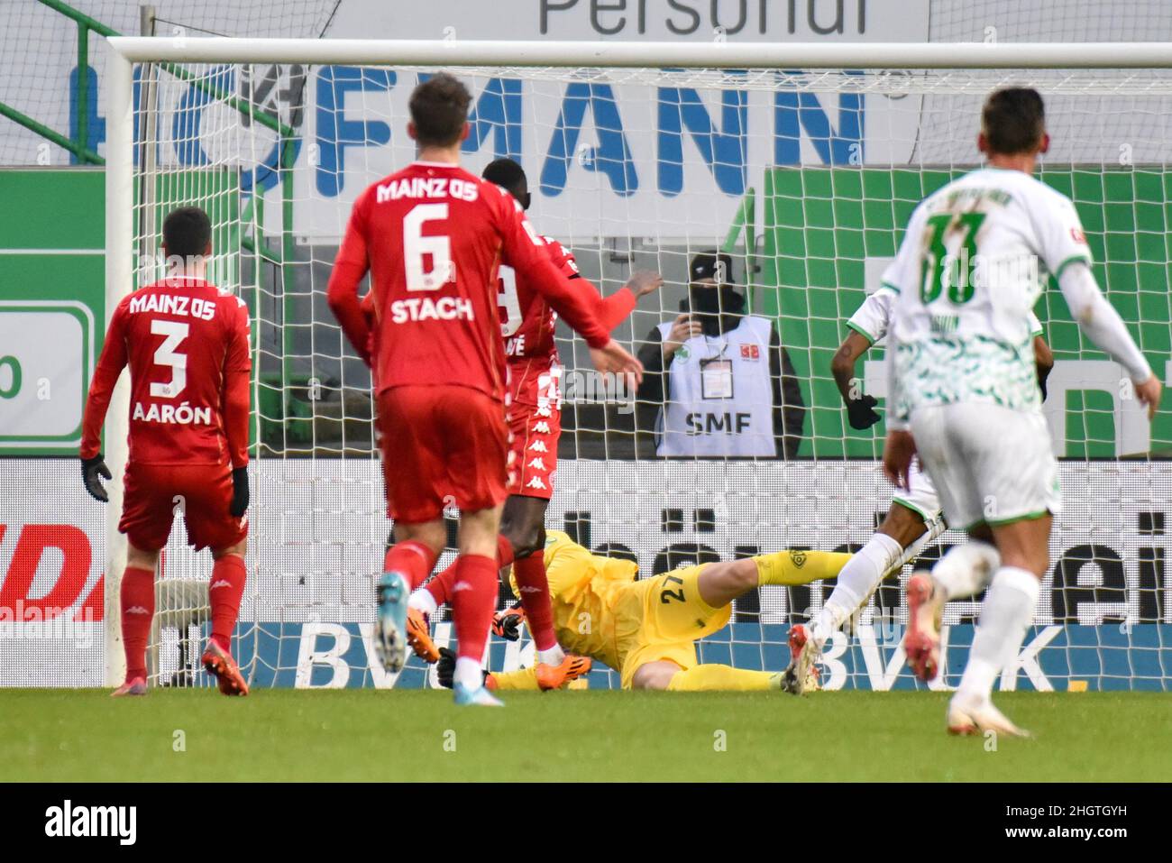 Germany ,Fuerth, Sportpark Ronhof Thomas Sommer - 22 Jan 2022 - Fussball, 1.Bundesliga - SpVgg Greuther Fuerth vs. FSV Mainz 05  Image: Jeremy Dudziak (SpVgg Greuther Fürth,28) shooting the 1:0 goal passed GK Robin Zentner (Mainz, 27) in the 12th minute.  DFL regulations prohibit any use of photographs as image sequences and or quasi-video Stock Photo