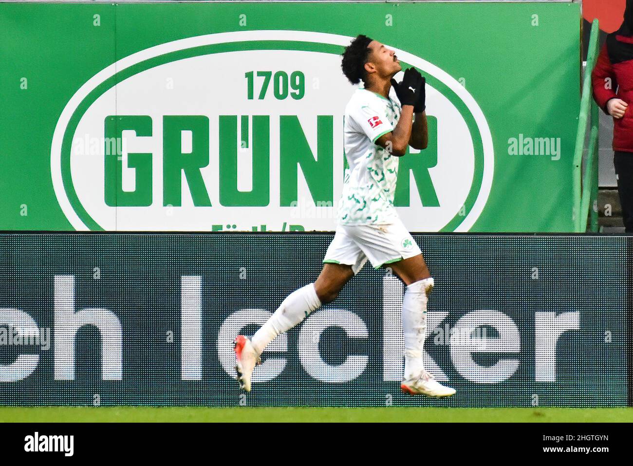 Germany ,Fuerth, Sportpark Ronhof Thomas Sommer - 22 Jan 2022 - Fussball, 1.Bundesliga - SpVgg Greuther Fuerth vs. FSV Mainz 05 Image: Jeremy Dudziak (SpVgg Greuther Fürth,28) celebrating after shooting the 1:0 goal passed GK Robin Zentner (Mainz, 27) in the 12th minute.  DFL regulations prohibit any use of photographs as image sequences and or quasi-video Stock Photo