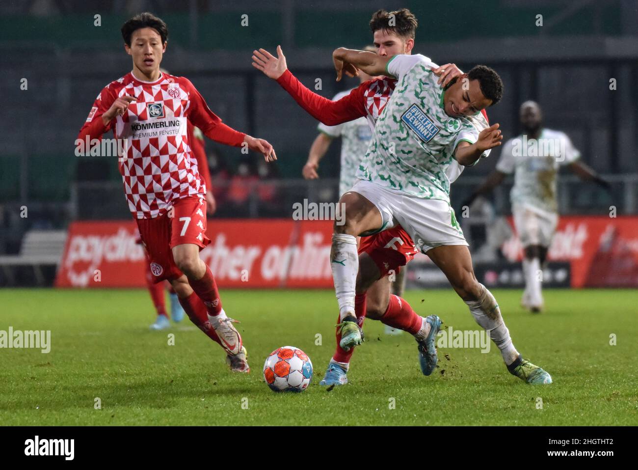 Germany ,Fuerth, Sportpark Ronhof Thomas Sommer - 22 Jan 2022 - Fussball, 1.Bundesliga - SpVgg Greuther Fuerth vs. FSV Mainz 05  Image: (fLTR) Anton Stach (Mainz, 6), Jamie Leweling (SpVgg Greuther Fürth,40)  DFL regulations prohibit any use of photographs as image sequences and or quasi-video Stock Photo