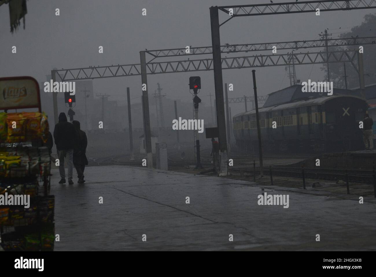 Lahore, Punjab, Pakistan. 20th Jan, 2022. Pakistani citizens are busy ...