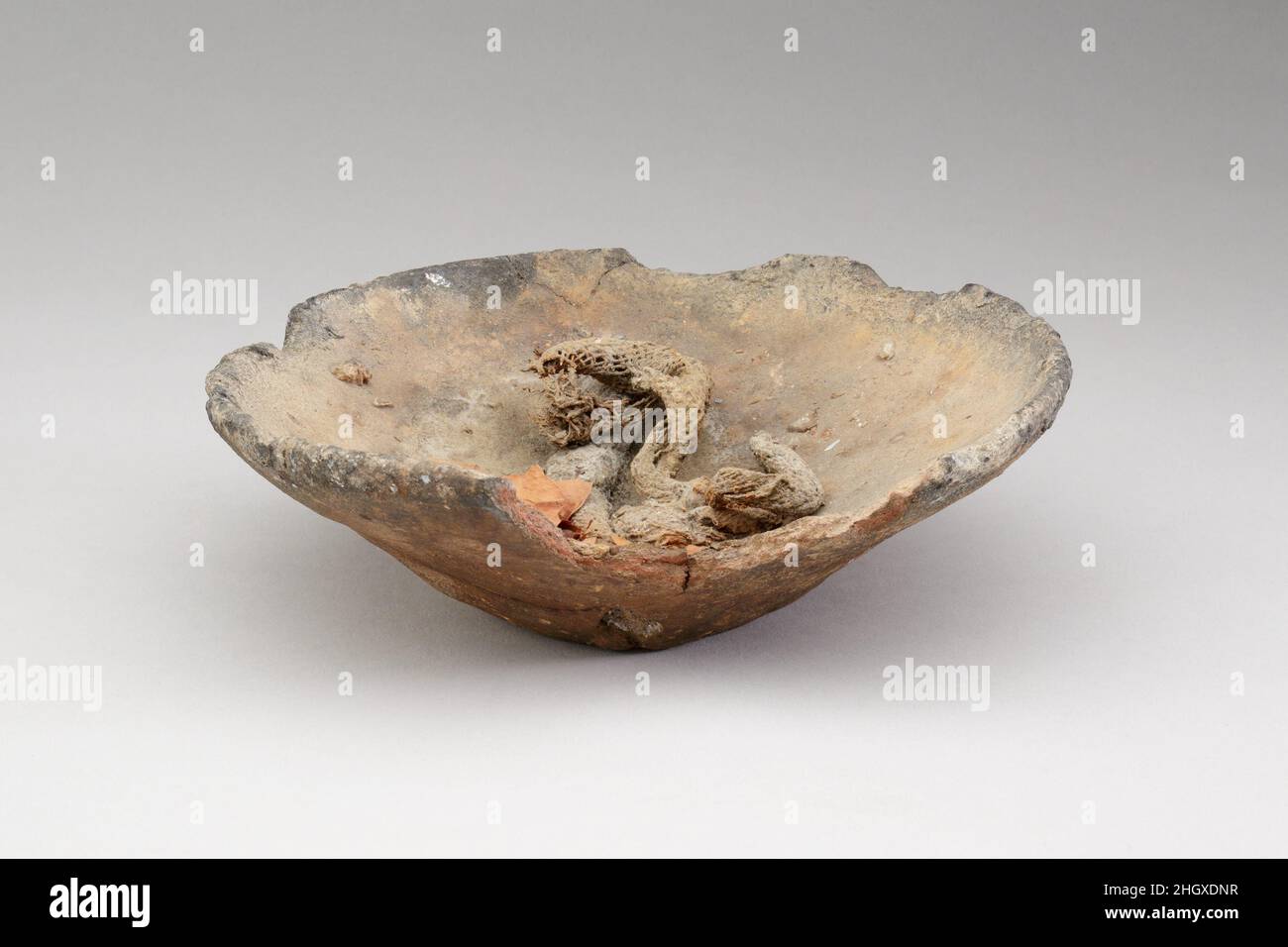 Lit oil lamp. In earlier times, the oil lamp was the only source of light  and heat in an Inuit home of sod or ice Stock Photo - Alamy, image size:1300x956