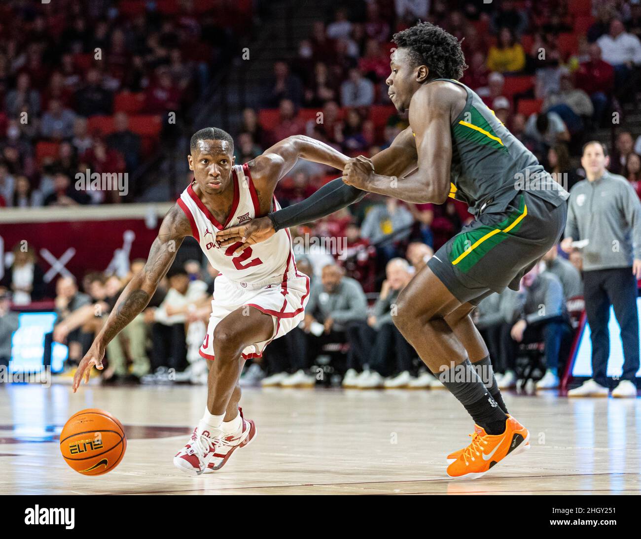 Norman, Oklahoma, USA. 22nd Jan, 2022. Oklahoma Sooners guard Umoja Gibson (2) driving the ball passed the Baylor defenders to the paint on Saturday, January 22, 2022 at the Lloyd Noble Center in Norman, Oklahoma. (Credit Image: © Nicholas Rutledge/ZUMA Press Wire) Stock Photo