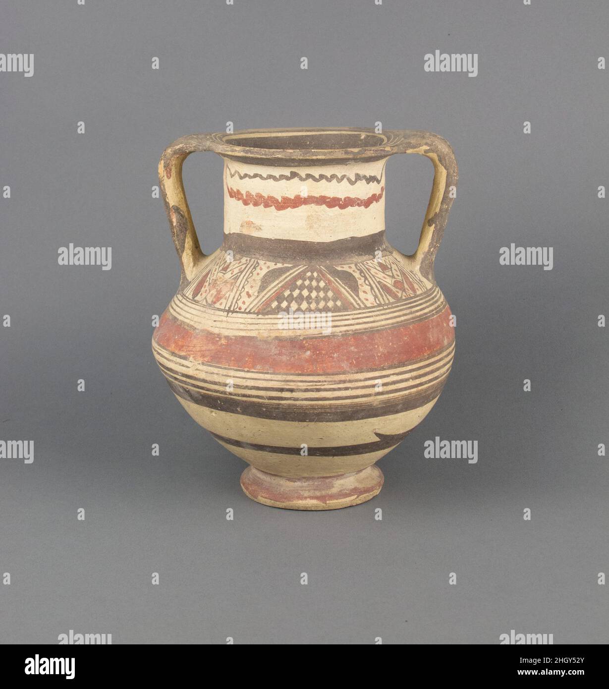 Krater 750–600 B.C. Cypriot Krater with bands, wavy lines, chequered triangles and lotus.. Krater. Cypriot. 750–600 B.C.. Terracotta. Cypro-Archaic I. Vases Stock Photo
