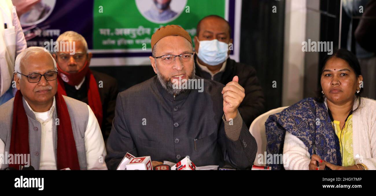 LUCKNOW, INDIA - JANUARY 22: All India Majlis-e-Ittehadul Muslimeen (AIMIM) national president Asaduddin Owaisi (C) announces alliance with Babu Singh Kushwaha (R) and Waman Meshram (Bharat Mukti Morcha) ahead of UP Assembly Election 2022 during a press conference on January 22, 2022 in Lucknow, India. Owaisi on Saturday announced an alliance with Babu Singh Kushwaha and Bharat Mukti Morcha in Uttar Pradesh. He said- “If the alliance comes to power, there will be 2 chief ministers, one from the OBC community and the other from the Dalit community. Along with this there will be 3 deputy chief m Stock Photo