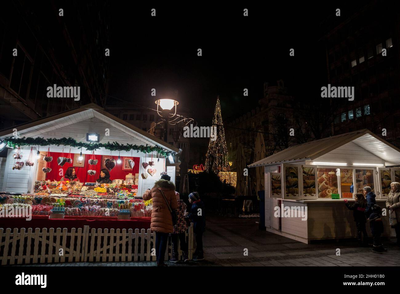 picture-of-the-belgrade-christmas-market-in-front-of-kneza-mihailova-with-a-crowd-of-people-at-night-the-iconic-christmas-tree-is-visible-in-backgrou-2HH01B0.jpg