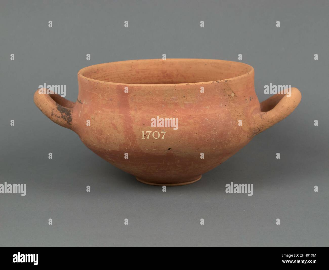 Skyphos ca. 750–700 B.C. Cypriot Two-handled bowl with red slip; degenerate meander and guilloche patterns.. Skyphos. Cypriot. ca. 750–700 B.C.. Terracotta. Geometric. Vases Stock Photo