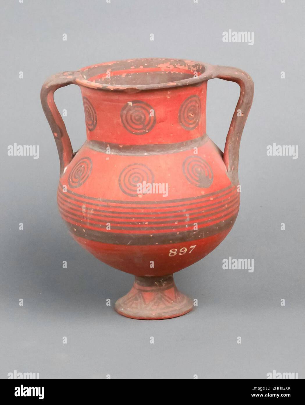 Amphoriskos 850–750 B.C. Cypriot Wide-mouthed amphora with horizontal bands and concentric circles.. Amphoriskos. Cypriot. 850–750 B.C.. Terracotta. Cypro-Geometric III. Vases Stock Photo