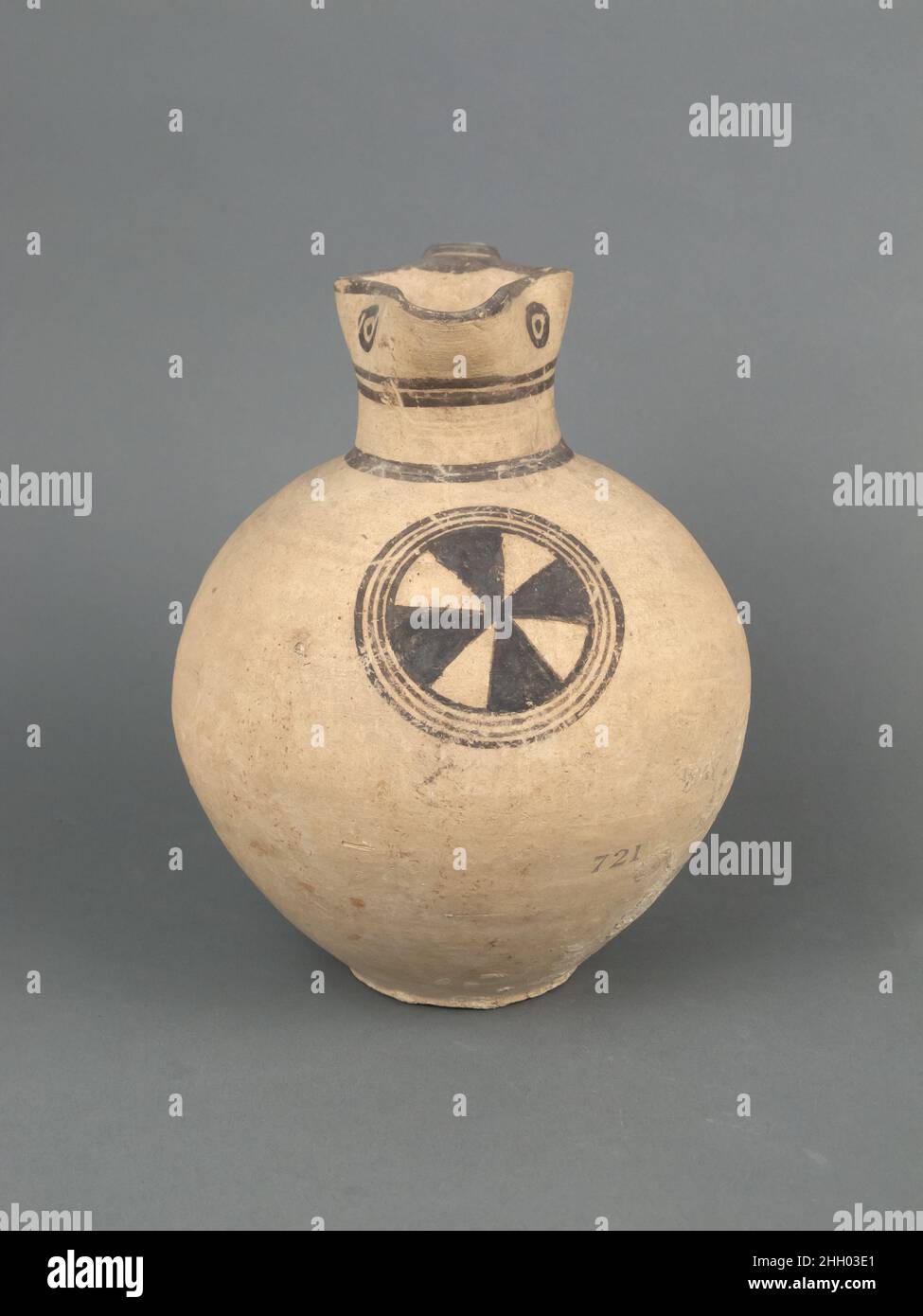 Oinochoe Cypriot "BirdJug" type, with maltese cross inside concentric