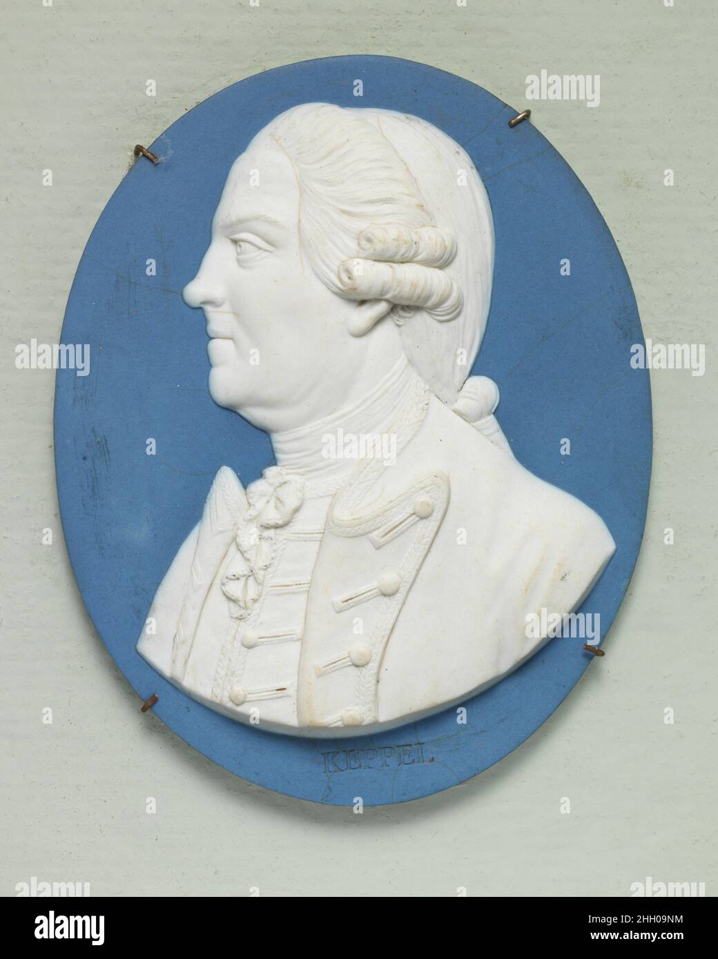 Augustus, Viscount Keppel ca. 1780 Wedgwood and Bentley Cameo medallions with portrait reliefs were made by Josiah Wedgwood between 1765 and 1795, with Thomas Bentley as his partner from 1769 to 1780. Black basalt and jasper are both types of fine stoneware hard enough for the delicate modeling which distinguishes Wedgwood's portrait cameos of 'Illustious Ancents and Moderns.'. Augustus, Viscount Keppel. British, Etruria, Staffordshire. ca. 1780. Jasper ware. Ceramics-Pottery Stock Photo