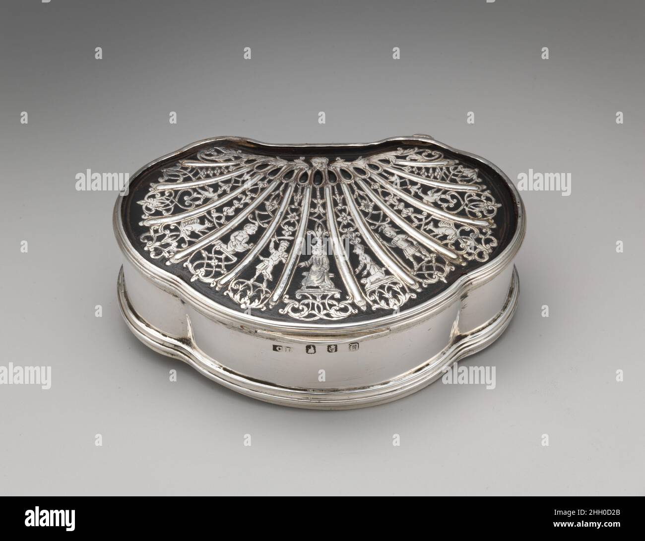 Box late 17th–early 18th century Charles Lamb. Box. probably British or possibly Irish, Dublin. late 17th–early 18th century. Silver, tortoiseshell. Metalwork-Silver In Combination Stock Photo